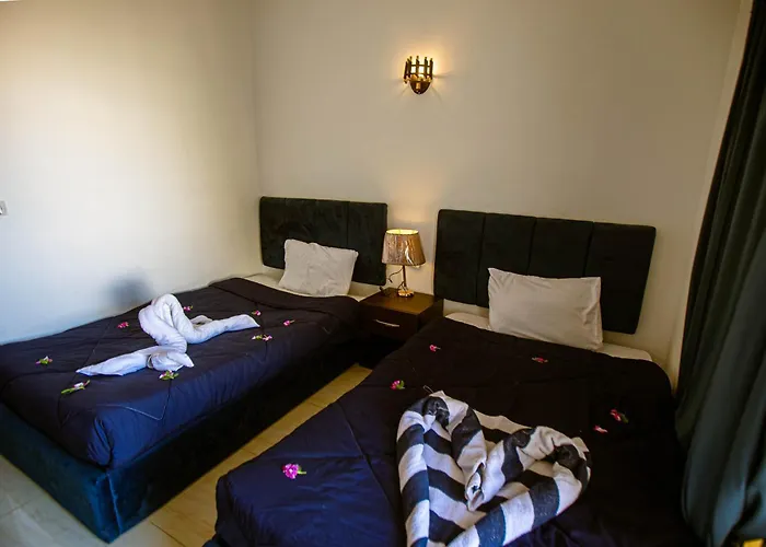 Fox House Resort *