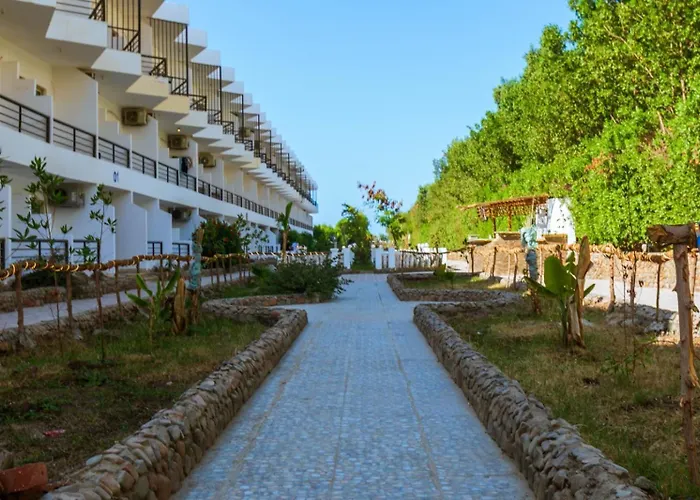 Fox House Resort *