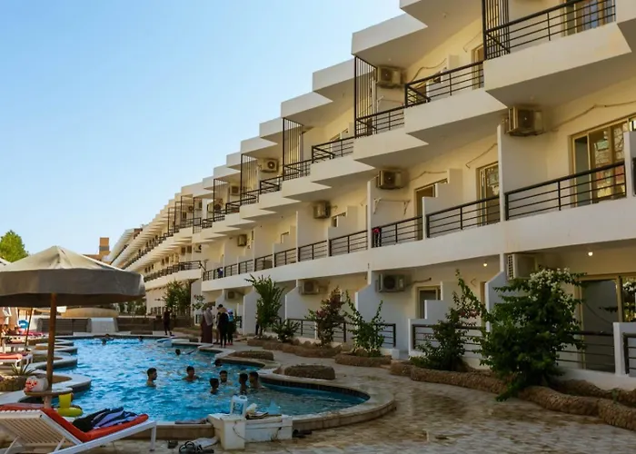 Fox House Resort *